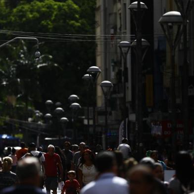  PORTO ALEGRE, RS, 12-02-2020: Pedestres na rua da Praia. Roubo a pedestres em Porto Alegre.  (Foto: Mateus Bruxel / Agência RBS)<!-- NICAID(14417035) -->