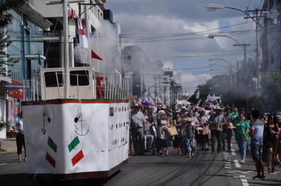  FLORES DA CUNHA, RS, BRASIL (16/02/2020)Acompanhamos o primeiro desfile da 14ª festa Nacional da Vindima, a Fenavindima, em Flores da Cunha, neste domingo. Evento reuniu centenas de figurantes e milhares de espectadores nas calçadas da Rua Borges de Medeiros. (Antonio Valiente/Agência RBS)