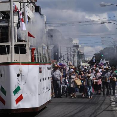  FLORES DA CUNHA, RS, BRASIL (16/02/2020)Acompanhamos o primeiro desfile da 14ª festa Nacional da Vindima, a Fenavindima, em Flores da Cunha, neste domingo. Evento reuniu centenas de figurantes e milhares de espectadores nas calçadas da Rua Borges de Medeiros. (Antonio Valiente/Agência RBS)