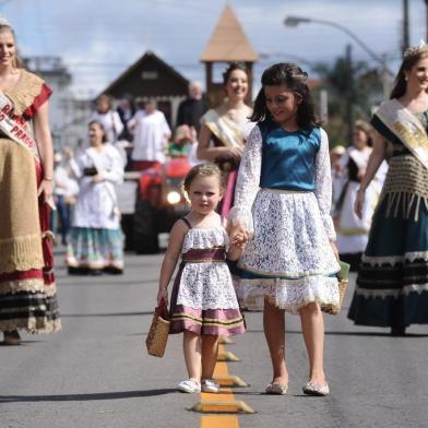  FLORES DA CUNHA, RS, BRASIL (16/02/2020)Acompanhamos o primeiro desfile da 14ª festa Nacional da Vindima, a Fenavindima, em Flores da Cunha, neste domingo. Evento reuniu centenas de figurantes e milhares de espectadores nas calçadas da Rua Borges de Medeiros. (Antonio Valiente/Agência RBS)