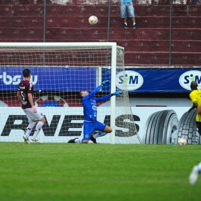  CAXIAS DO SUL, RS, BRASIL, 16/02/2020. SER Caxias x Ypiraga, jogo válido pela semifinal Taça Cel. Ewaldo Poeta, primeiro turno do Campeonato Gaúcho 2020 (Gauchão 2020), realizado no estádio Centenário. (Porthus Junior/Agência RBS)