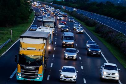  Movimento nas estradas em dia de retorno do litoral norte.Na imagem, Freeway<!-- NICAID(14421196) -->