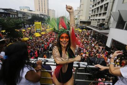  FoliÃµes se divertem com o Bloco AcadÃªmicos do Baixo AugustaSÃO PAULO, SP, 16.02.2020: CARNAVAL-BLOCO-SP - Foliões se divertem com o Bloco Acadêmicos do Baixo Augusta, um dos maiores blocos carnavalescos de São Paulo, na rua da Consolação, em São Paulo (SP). Presença do seu destaque a atriz Alessandra Negrini. (Foto: Nelson Antoine/UOL/Folhapress)Local: Sao Paulo ;SP<!-- NICAID(14421305) -->