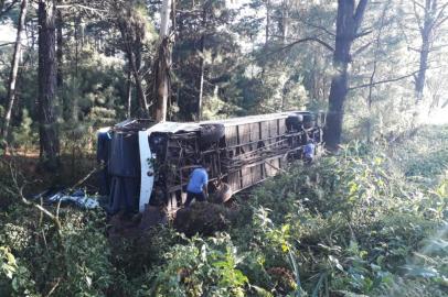 Rota do Sol será bloqueada para retirada de ônibus envolvido em acidente com duas mortes em Caxias