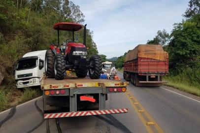 Carreta perde o controle e bloqueia parcialmente RS-453, em Farroupilha