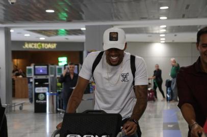 Chegada no aeroporto Salgado Filho do centroavante Gustavo, o Gustagol, que assinará com o Inter por empréstimo vindo do Corinthians.<!-- NICAID(14421776) -->