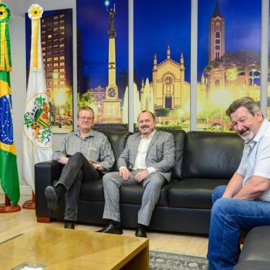 Prefeito Flávio Cassina e o vice-prefeito e secretário do Planejamento, Edio Elói Frizzo receberam a visita do ex-vice-prefeito Ricardo Fabris de Abreu.