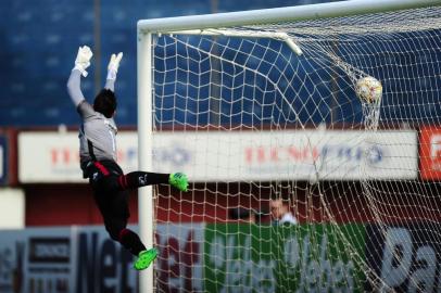 CAXIAS DO SUL, RS, BRASIL, 02/02/2020. SER Caxias x Brasil-Pel, jogo válido pela quarta rodada do Campeonato Gaúcho (Gauchão 2020), Taça Cel. Ewaldo Poeta. Relizado no estádio Centenário. Goleiro Matheus Nogueira não consegue evitar o gol do lateral Ivan, em cobrança de falta perfeita. (Porthus Junior/Agência RBS)