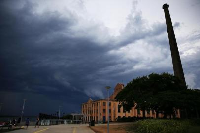  PORTO ALEGRE, RS, BRASIL, 17-02-2020: Forte calor em Porto Alegre, seguido de virada no tempo e pouca chuva (FOTO FÉLIX ZUCCO/AGÊNCIA RBS, Editoria SuaVida).<!-- NICAID(14422015) -->