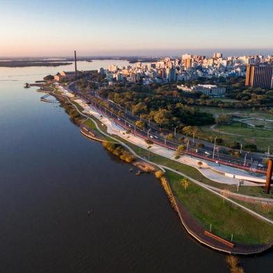  PORTO ALEGRE, RS, BRASIL,  : Orla do Guaíba revitalizada será entregue nesta semana. A revitalização da orla do Guaíba na região do Gasômetro ¿ que dividiu opiniões de porto-alegrenses durante a concepção, atrasou e ficou mais cara do que o previsto ¿ será finalmente inaugurada. E promete ser um dos locais mais agradáveis de Porto Alegre para lazer. A entrega à população está marcada para sexta-feira (29), às 10h30min. (Omar Freitas/Agência RBS)Local: Porto Alegre<!-- NICAID(13621640) -->