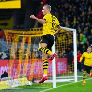 Borussia Dortmund - 1st FC Union Berlin01 February 2020, North Rhine-Westphalia, Dortmund: Football: Bundesliga, Borussia Dortmund - 1 FC Union Berlin, 20th matchday at Signal Iduna Park. Dortmunds Erling Haaland jumps into the air when he celebrates his goal for 5:0. Photo: Guido Kirchner/dpa - IMPORTANT NOTE: In accordance with the regulations of the DFL Deutsche Fußball Liga and the DFB Deutscher Fußball-Bund, it is prohibited to exploit or have exploited in the stadium and/or from the game taken photographs in the form of sequence images and/or video-like photo series.Editoria: SPOLocal: DortmundIndexador: Guido KirchnerFonte: DPA<!-- NICAID(14422109) -->