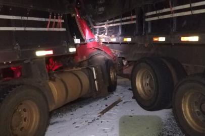 Acidente com três carretas bloqueia trânsito na RS-153, em Vale do Sol, no Vale do Rio Pardo.