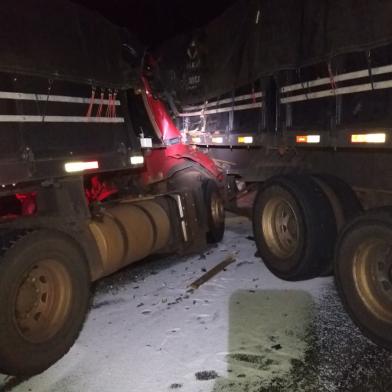 Acidente com três carretas bloqueia trânsito na RS-153, em Vale do Sol, no Vale do Rio Pardo.