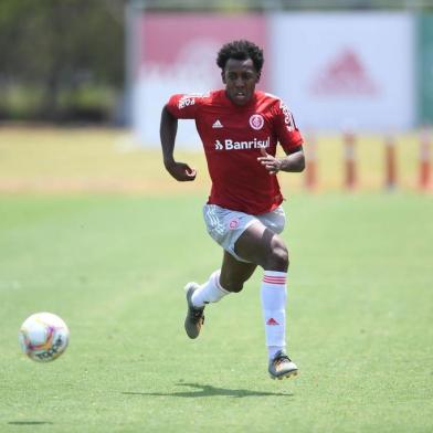 O lateral-esquerdo Moisés participa de jogo-treino do Inter contra o São José no CT Parque Gigante.