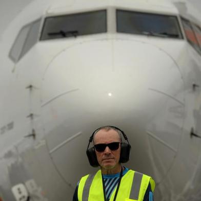  CAXIAS DO SUL, RS, BRASIL, 14/02/2020O senhor Carlos, visita todos os dias o Aeroporto Regional Hugo Cantergiani.(Lucas Amorelli/Agência RBS)