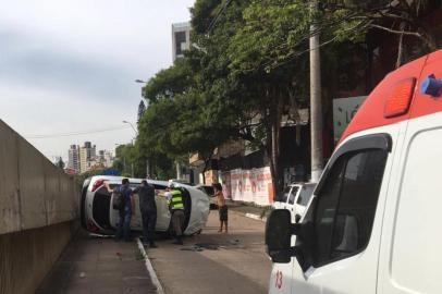 Carro bate em caminhonete estacionada e capota na Avenida Carlos Gomes<!-- NICAID(14422518) -->