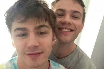 Atores das séries 13 Reasons Why e Locke & Key assumem namoro. Connor Jessup e Miles Heizer fazem parte do elenco das duas séries da Netflix.<!-- NICAID(14422522) -->