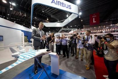  Cingapura, 11/02/2020- Airbus has revealed MAVERIC (Model Aircraft for Validation and Experimentation of Robust Innovative Controls) its blended wing body scale model technological demonstrator. With Jean-Brice Dumont Executive Vice President Engineering at Airbus.