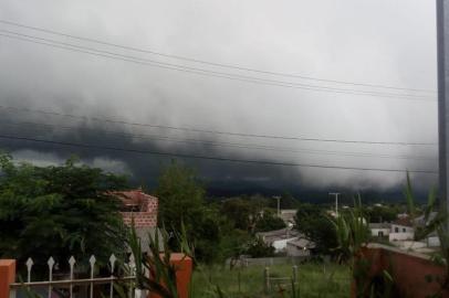 A instabilidade chegou ao Rio Grande do Sul nesta terça-feira (18), após dois dias de intenso calor. Os maiores acumulados estavam previstos para a região Sul, próximo a fronteira com o Uruguai, onde amanheceu chovendo. Lá, os acumulados e as rajadas de vento foram bastante expressivos.<!-- NICAID(14422933) -->