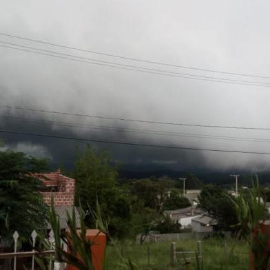 A instabilidade chegou ao Rio Grande do Sul nesta terça-feira (18), após dois dias de intenso calor. Os maiores acumulados estavam previstos para a região Sul, próximo a fronteira com o Uruguai, onde amanheceu chovendo. Lá, os acumulados e as rajadas de vento foram bastante expressivos.<!-- NICAID(14422933) -->