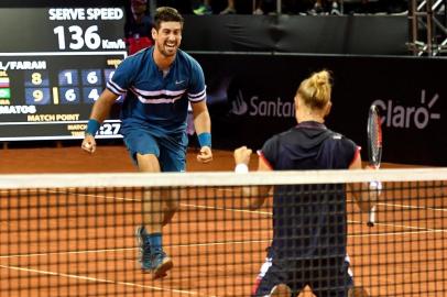  Orlando Luz e Rafael Matos, que receberam convite para disputar a chave de duplas do ATP 500 Rio Open, surpreenderam a dupla número 1 do mundo na estreia. Na noite de segunda-feira, os gaúchos venceram os colombianos Juan Sebastian Cabal e Robert Farah por 2 sets a 1 (parciais de 6/1, 4/6 e 10/8), avançando para as oitavas de final do maior torneio da América do Sul.Indexador: JPIRES<!-- NICAID(14423294) -->