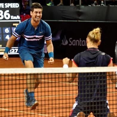  Orlando Luz e Rafael Matos, que receberam convite para disputar a chave de duplas do ATP 500 Rio Open, surpreenderam a dupla número 1 do mundo na estreia. Na noite de segunda-feira, os gaúchos venceram os colombianos Juan Sebastian Cabal e Robert Farah por 2 sets a 1 (parciais de 6/1, 4/6 e 10/8), avançando para as oitavas de final do maior torneio da América do Sul.Indexador: JPIRES<!-- NICAID(14423294) -->