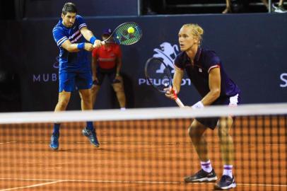  Orlando Luz e Rafael Matos, que receberam convite para disputar a chave de duplas do ATP 500 Rio Open, surpreenderam a dupla número 1 do mundo na estreia. Na noite de segunda-feira, os gaúchos venceram os colombianos Juan Sebastian Cabal e Robert Farah por 2 sets a 1 (parciais de 6/1, 4/6 e 10/8), avançando para as oitavas de final do maior torneio da América do Sul.<!-- NICAID(14423293) -->