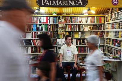  PORTO ALEGRE, RS, BRASIL, 07-11-2013 : Série 7 coisas para aproveitar junto da 59ª Feira do Livro de Porto Alegre. Na foto: visitar e conversar com o expositor Rui da banca Palmarinca, que conta com mais de 40 anos na Feira. (Foto: BRUNO ALENCASTRO/Agência RBS, Editoria Geral)<!-- NICAID(9943786) -->