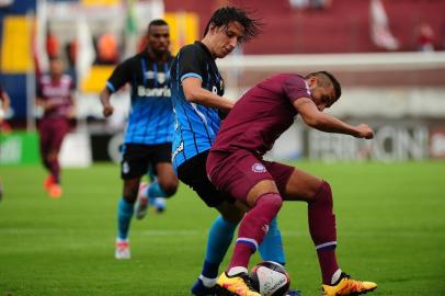  CAXIAS DO SUL, RS, BRASIL, 05/02/2017. Caxias x Grêmio. Partida de futebol entre SER CAXIAS e Grêmio FBPA, no estádio Centenário, em jogo válido pela segunda rodada do Campeonato Gaúcho 2017, o Gauchão. Na foto, o zagueiro Pedro Geromel faz forte marcação sobre o atacante Gilmar. (Diogo Sallaberry/Agência RBS)