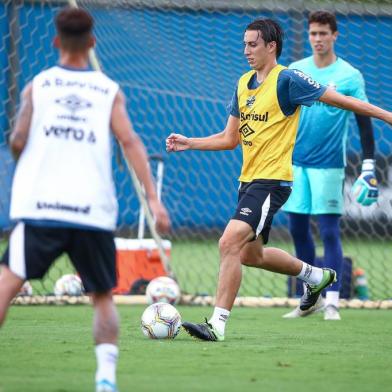 O zagueiro Geromel participa de treino do Grêmio no CT Luiz Carvalho.