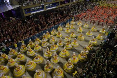  Members of the Sao Clemente samba school perform during the second night of Rios Carnival parade at the Sambadrome in Rio de Janeiro, Brazil on March 4, 2019. (Photo by Carl DE SOUZA / AFP)Editoria: ACELocal: Rio de JaneiroIndexador: CARL DE SOUZASecao: customs and traditionFonte: AFPFotógrafo: STF<!-- NICAID(13982622) -->