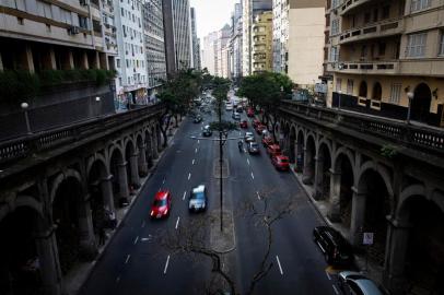  PORTO ALEGRE, RS, BRASIL, 05-06-2019: Viaduto Otávio Rocha, na avenida Borges de Medeiros, na região central de Porto Alegre. O local passou por sucessivas promessas de revitalização, a mais recente após uma polêmica remoção de moradores de rua pela prefeitura em agosto de 2018. (Foto: Mateus Bruxel / Agência RBS)<!-- NICAID(14126282) -->