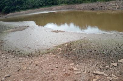 Barragem de Fontoura Xavier quase seca com a estiagem. Foto: Prefeitura de Fontoura Xavier/Divulgação<!-- NICAID(14424604) -->