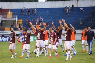 CAXIAS DO SUL, RS, BRASIL, 16/02/2020. SER Caxias x Ypiraga, jogo válido pela semifinal Taça Cel. Ewaldo Poeta, primeiro turno do Campeonato Gaúcho 2020 (Gauchão 2020), realizado no estádio Centenário. Comemoração dos jogadores do Caxias ao final do jogo. (Porthus Junior/Agência RBS)<!-- NICAID(14421182) -->