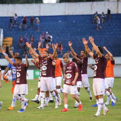 CAXIAS DO SUL, RS, BRASIL, 16/02/2020. SER Caxias x Ypiraga, jogo válido pela semifinal Taça Cel. Ewaldo Poeta, primeiro turno do Campeonato Gaúcho 2020 (Gauchão 2020), realizado no estádio Centenário. Comemoração dos jogadores do Caxias ao final do jogo. (Porthus Junior/Agência RBS)<!-- NICAID(14421182) -->