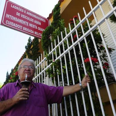 TAQUARA,RS,BRASIL.Empresário Paulo Luiz de Paula,precocupado com muitos roubos de carros,na rua Nelso Renck,colocou placas de avisos,de assaltos ocorridos.(RONALDO BERNARDI/AGNECIA RBS).<!-- NICAID(14421576) -->