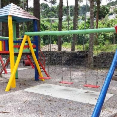 Mutirão promoveu melhorias na escola Machado de Assis, no bairro Reolon, em Caxias. Ação foi feita por voluntários. 