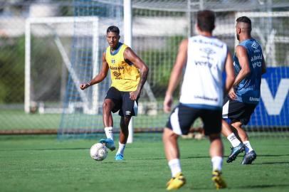 RS - FUTEBOL/TREINO GREMIO  - ESPORTES - Jogadores do Grêmio Jean Pyerre realizam treino durante a tarde desta quarta-feira, na preparaÃ§Ã£o para o Campeonato Gaucho 2020. FOTO: LUCAS UEBEL/GREMIO FBPA