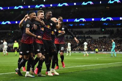  RB Leipzigs German striker Timo Werner (2L) celebrates scoring the opening goal from the penalty spot during the UEFA Champions League round of 16 first Leg football match between Tottenham Hotspur and RB Leipzig at the Tottenham Hotspur Stadium in north London, on February 19, 2020. (Photo by Glyn KIRK / IKIMAGES / AFP)Editoria: SPOLocal: LondonIndexador: GLYN KIRKSecao: soccerFonte: IKIMAGESFotógrafo: STR<!-- NICAID(14425044) -->