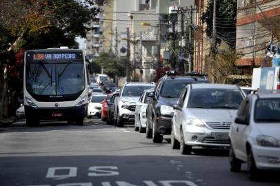 CAXIAS DO SUL, RS, BRASIL, 12/07/2019Fomos ver como está o trânsito em Caxias em horários de pico.  Esquina da Borges de Medeiros com a Os  Dezoito do Forte;(Lucas Amorelli/Agência RBS)