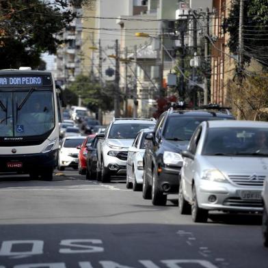 CAXIAS DO SUL, RS, BRASIL, 12/07/2019Fomos ver como está o trânsito em Caxias em horários de pico.  Esquina da Borges de Medeiros com a Os  Dezoito do Forte;(Lucas Amorelli/Agência RBS)