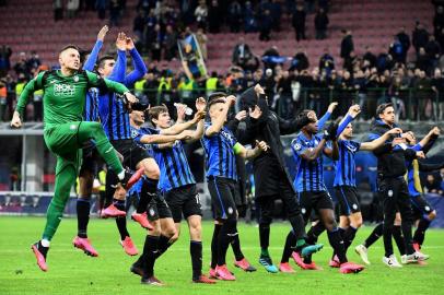  Atalantas Italian goalkeeper Pierluigi Gollini (L) and teammates acknowledge the public at the end of the UEFA Champions League round of 16 first leg football match Atalanta Bergamo vs Valencia on February 19, 2020 at the San Siro stadium in Milan. (Photo by Vincenzo PINTO / AFP)Editoria: SPOLocal: MilanIndexador: VINCENZO PINTOSecao: soccerFonte: AFPFotógrafo: STF<!-- NICAID(14425097) -->