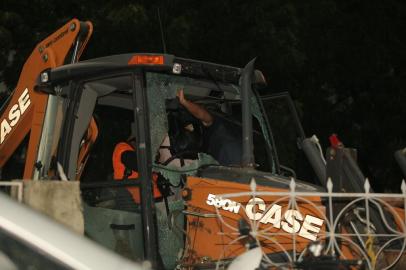 Cid Gomes Ã© baleado em Sobral durante greve da PM SOBRAL, CE, 19.02.2020 - GREVE-PM-CID GOMES - O senador licenciado Cid Gomes (PDT) (de camiseta laranja), de 56 anos, dirige retroescavadeira durante protesto de policiais na cidade de Sobral, no interior do CearÃ¡, na tarde desta quarta-feira (19). O polÃ­tico foi baleado quando tentou avanÃ§ar sobre um portÃ£o de um quartel da PolÃ­cia Militar. Ele foi socorrido em um hospital da cidade, passou por atendimento mÃ©dico e encontra-se consciente. Segundo o hospital do CoraÃ§Ã£o de Sobral, Cid foi baleado duas vezes na regiÃ£o do peito, e que a muniÃ§Ã£o era de arma de fogo. A tensÃ£o do governo do estado com a categoria dos policiais comeÃ§ou diante de uma demanda por reajuste salarial. (Foto: Wellington Macedo/Folhapress)Local: Sobral, CE<!-- NICAID(14425331) -->