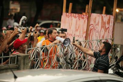 Cid Gomes Ã© baleado em Sobral durante greve da PM SOBRAL, CE, 19.02.2020 - GREVE-PM-CID GOMES - O senador licenciado Cid Gomes (PDT) (de camiseta laranja), de 56 anos, dirige retroescavadeira durante protesto de policiais na cidade de Sobral, no interior do CearÃ¡, na tarde desta quarta-feira (19). O polÃ­tico foi baleado quando tentou avanÃ§ar sobre um portÃ£o de um quartel da PolÃ­cia Militar. Ele foi socorrido em um hospital da cidade, passou por atendimento mÃ©dico e encontra-se consciente. Segundo o hospital do CoraÃ§Ã£o de Sobral, Cid foi baleado duas vezes na regiÃ£o do peito, e que a muniÃ§Ã£o era de arma de fogo. A tensÃ£o do governo do estado com a categoria dos policiais comeÃ§ou diante de uma demanda por reajuste salarial. (Foto: Wellington Macedo/Folhapress) <!-- NICAID(14425330) -->