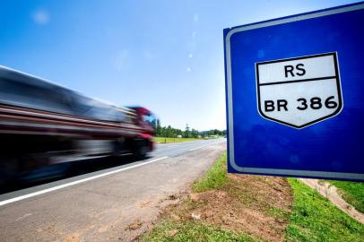  KM 350Estrela, RS, BRASIL, 06/11/2019: Obras na BR-386: Percorremos a BR-386 entre Canoas e Carazinho, trecho que será duplicado pela CCR, para mostrar o estado da rodovia e as obras que já estão sendo feitas e as que serão realizadas. (Foto: Omar Freitas / Agência RBS)Indexador: NGS