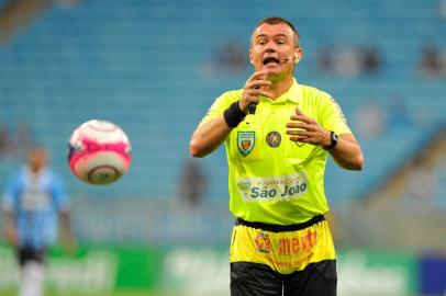 Grêmio x Novo Hamburgo, na Arena do Grêmio, em Porto Alegre, pela 9ª rodada do Gauchão. Na foto, o árbitro Leandro Vuaden<!-- NICAID(13428733) -->