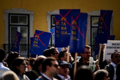 People attend a protest against the decriminalization of euthanasia in front of the parliament on February 20, 2020 in Lisbon as lawmakers debate bills on euthanasia. - The Portuguese Parliament examines today several texts in favor of the decriminalization of euthanasia, narrowly rejected almost two years ago. (Photo by PATRICIA DE MELO MOREIRA / AFP)<!-- NICAID(14426189) -->