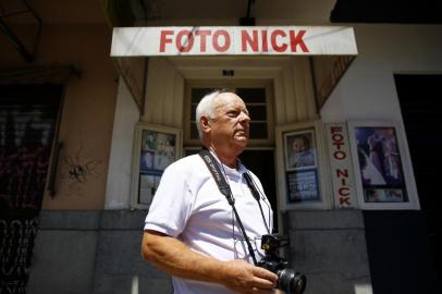 PORTO ALEGRE, RS, BRASIL, 13-02-2020: Fotógrafo Eduardo Lenskij, 65, conhecido como Nick, proprietário do Foto Nick, estúdio de fotografia com registros históricos e familiares da Vila do Iapi. Considerada patrimônio cultural da cidade, a Vila do IAPI foi construída na década de 1950 para moradia das classes trabalhadoras da indústria. O espaço tem uma concepção integrada de urbanismo, paisagismo e arquitetura. (Foto: Mateus Bruxel / Agência RBS)<!-- NICAID(14418498) -->