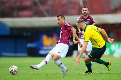  CAXIAS DO SUL, RS, BRASIL, 16/02/2020. SER Caxias x Ypiraga, jogo válido pela semifinal Taça Cel. Ewaldo Poeta, primeiro turno do Campeonato Gaúcho 2020 (Gauchão 2020), realizado no estádio Centenário. Meia Diogo Oliveira (E). (Porthus Junior/Agência RBS)