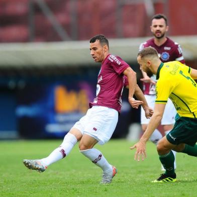  CAXIAS DO SUL, RS, BRASIL, 16/02/2020. SER Caxias x Ypiraga, jogo válido pela semifinal Taça Cel. Ewaldo Poeta, primeiro turno do Campeonato Gaúcho 2020 (Gauchão 2020), realizado no estádio Centenário. Meia Diogo Oliveira (E). (Porthus Junior/Agência RBS)